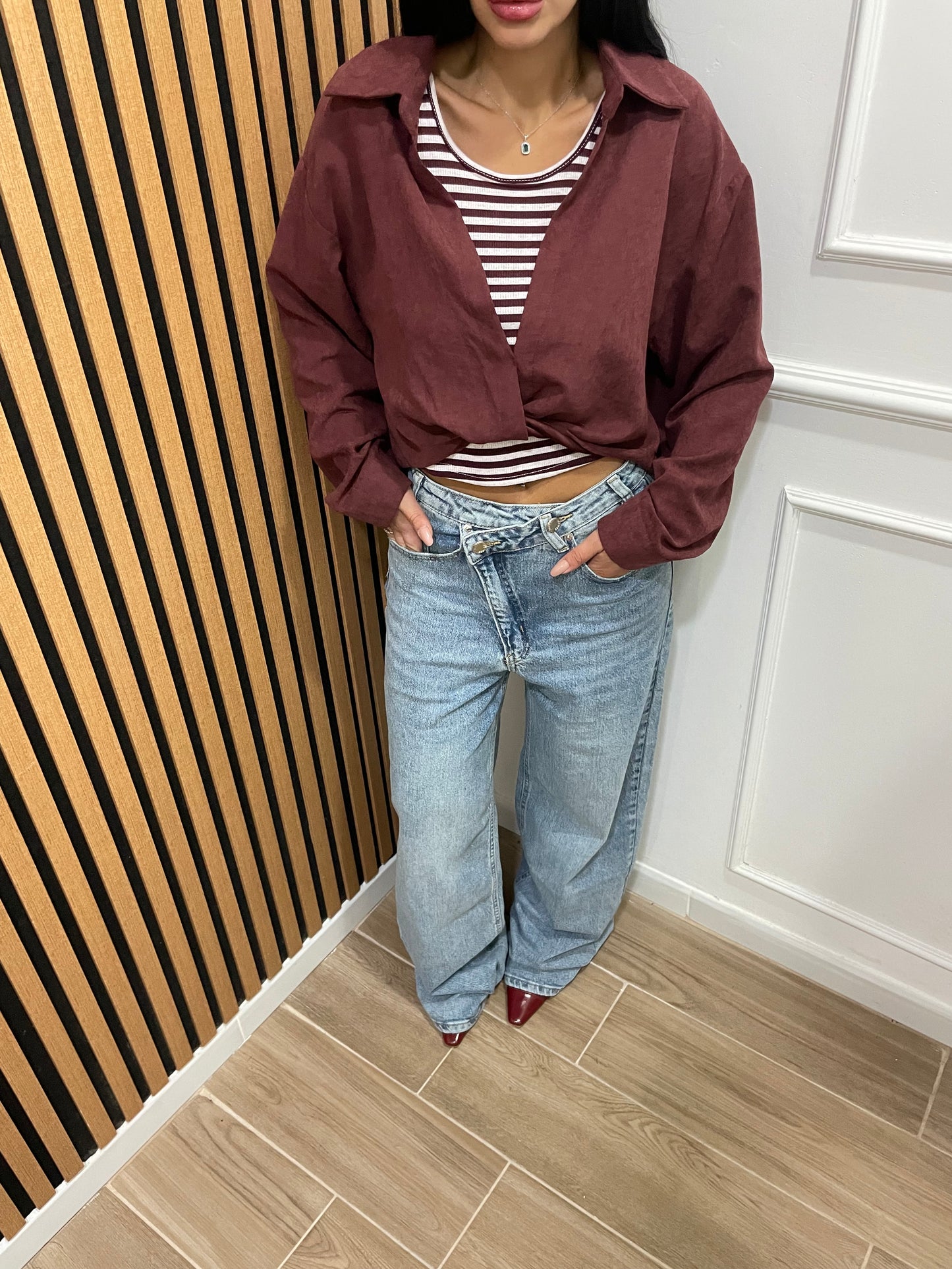 Jeans bottone asimmetrico