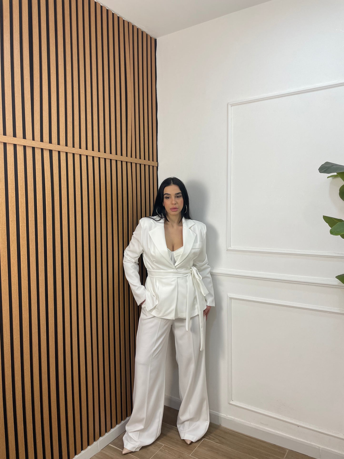 Tailleur giacca sfiancata con cintura