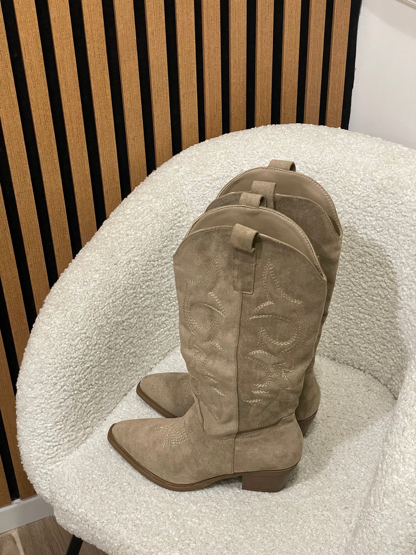 stivali cowboy ricamati beige