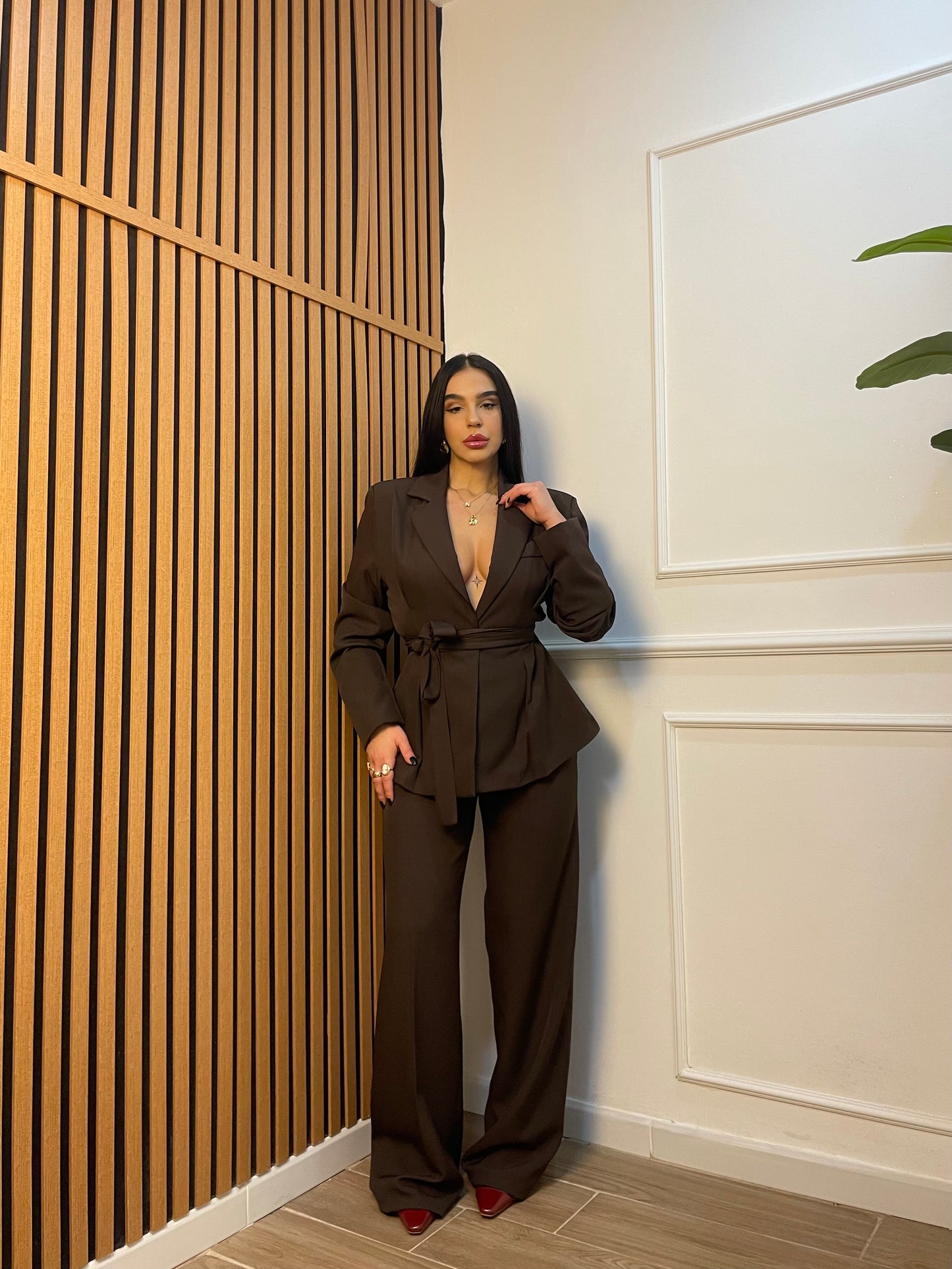 Tailleur giacca sfiancata con cintura