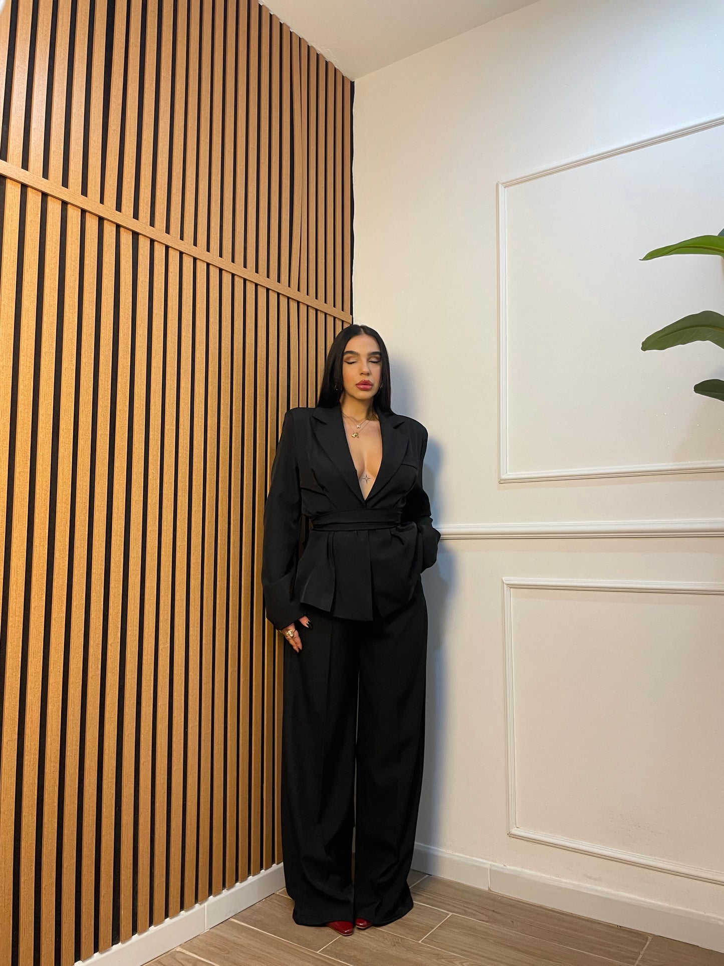 Tailleur giacca sfiancata con cintura