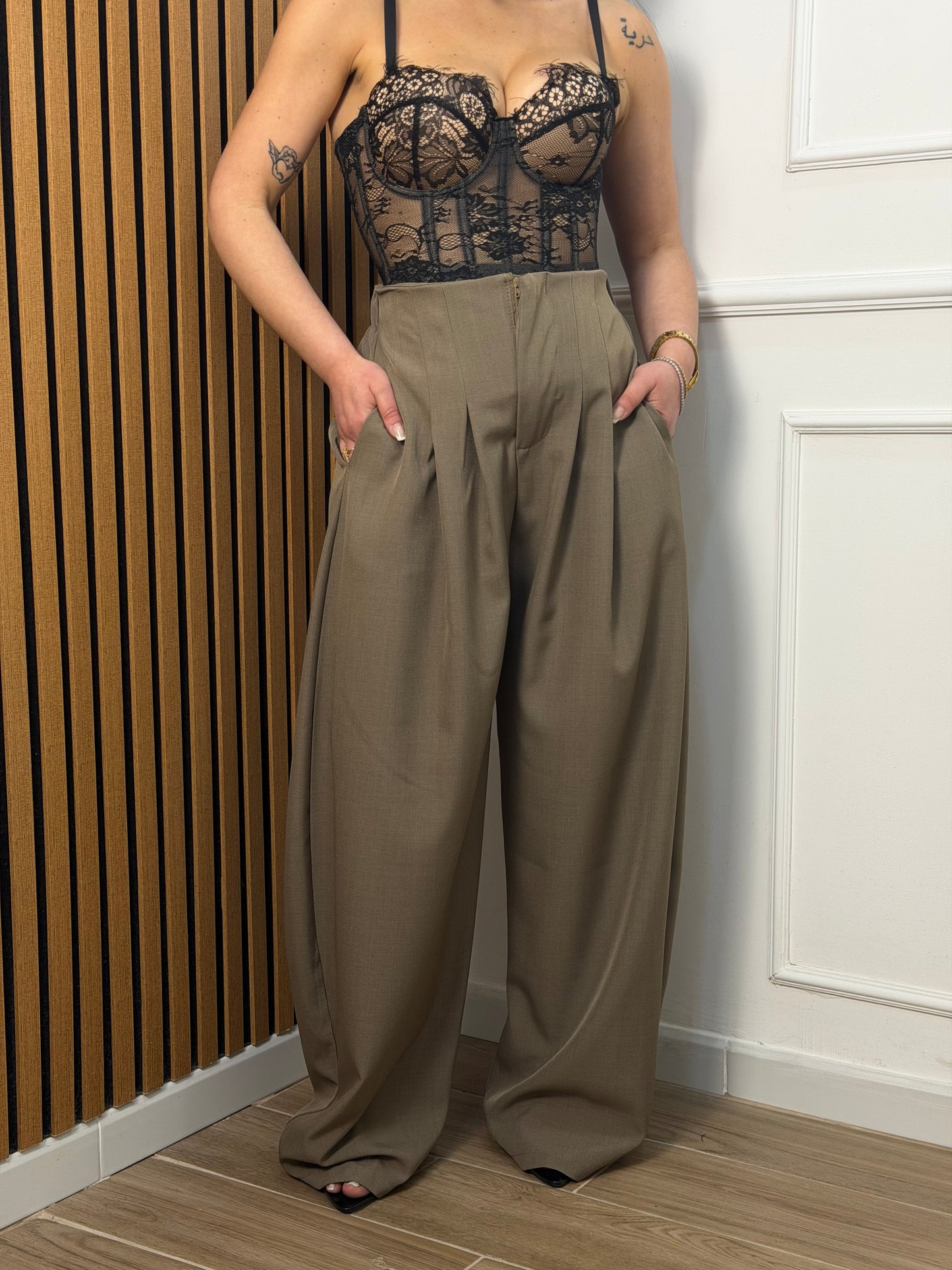 Pantalone balloon bustino alto fango