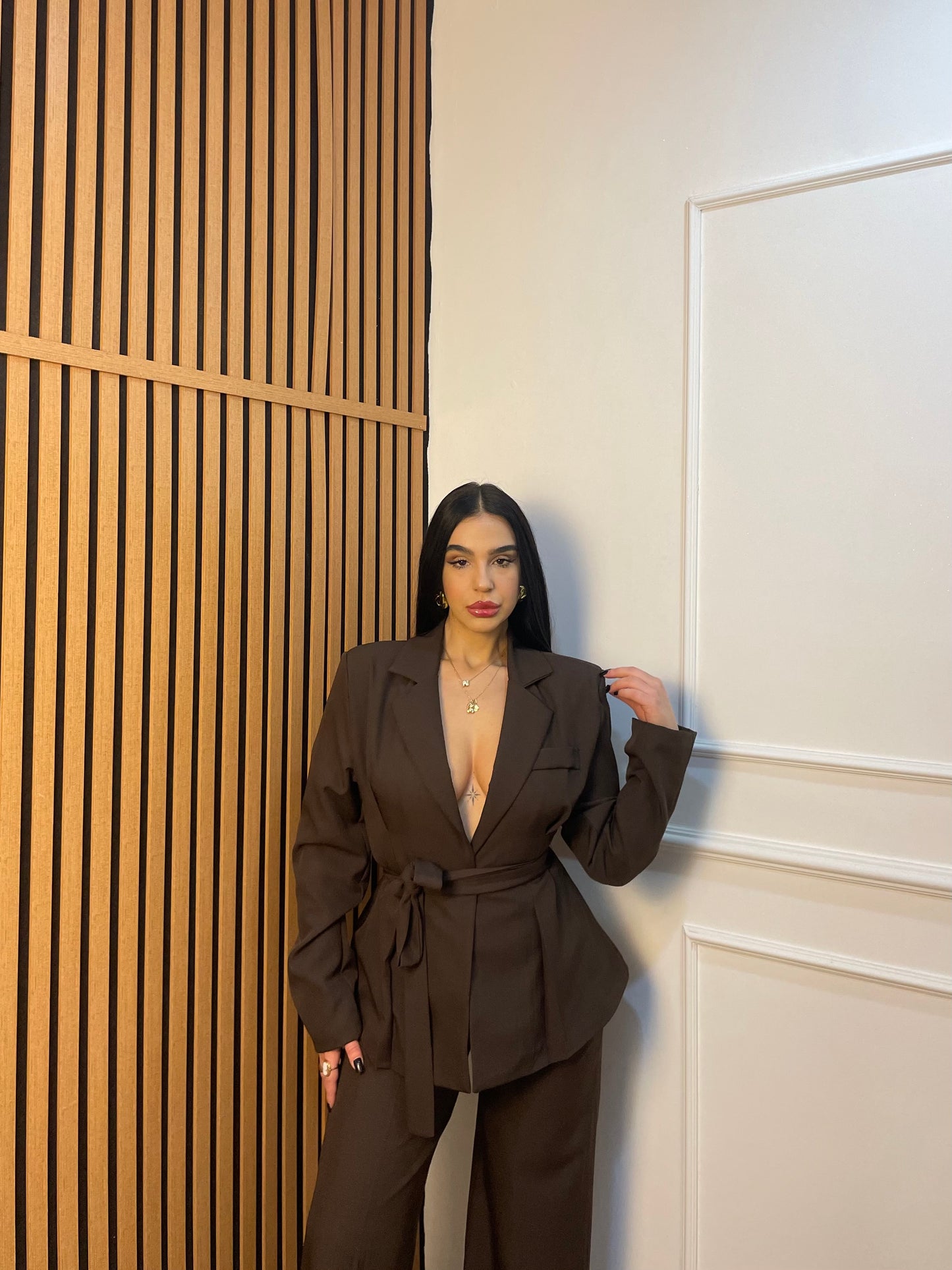 Tailleur giacca sfiancata con cintura