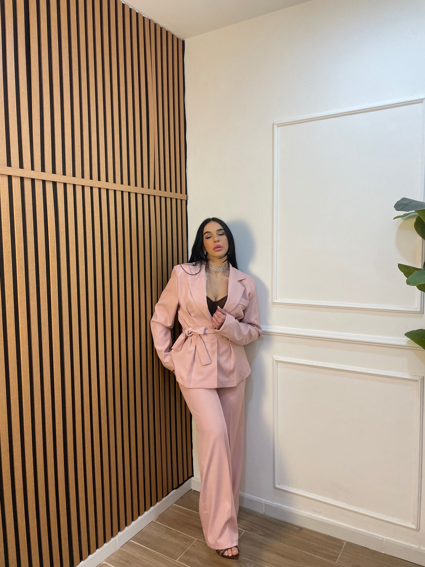 Tailleur giacca sfiancata con cintura
