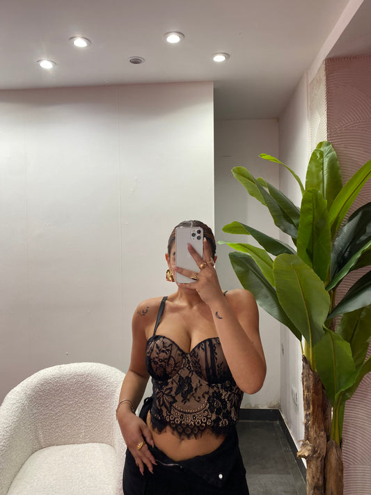 corpetto pizzo nero fondo nude