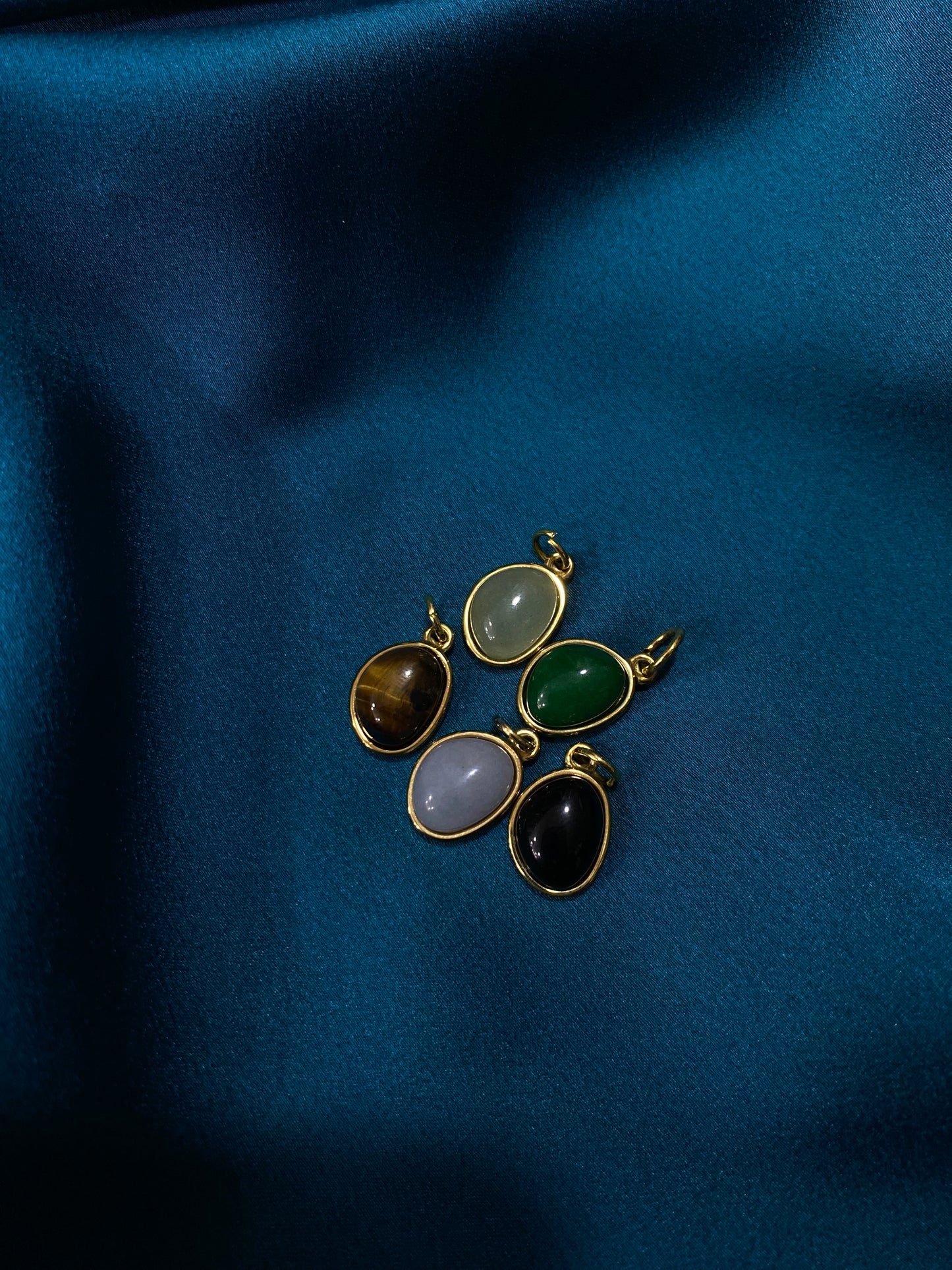 Charmes pietra colorata