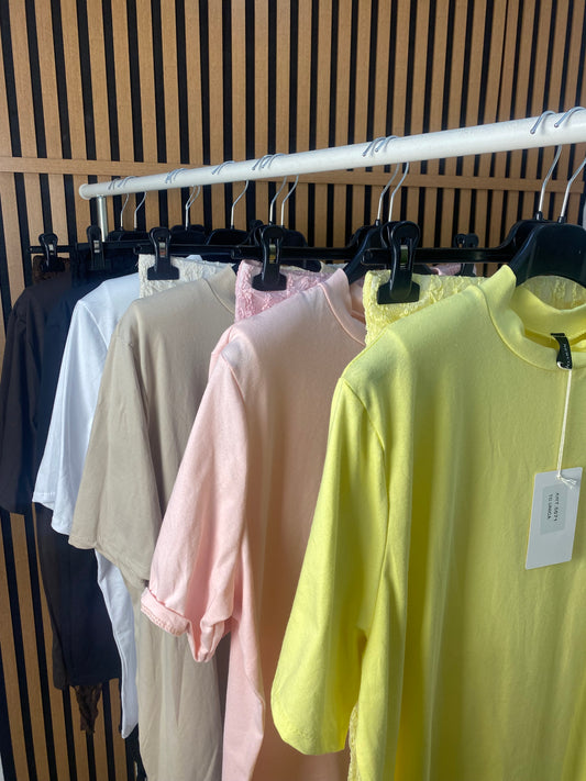 T-shirt spallina mezzo collo