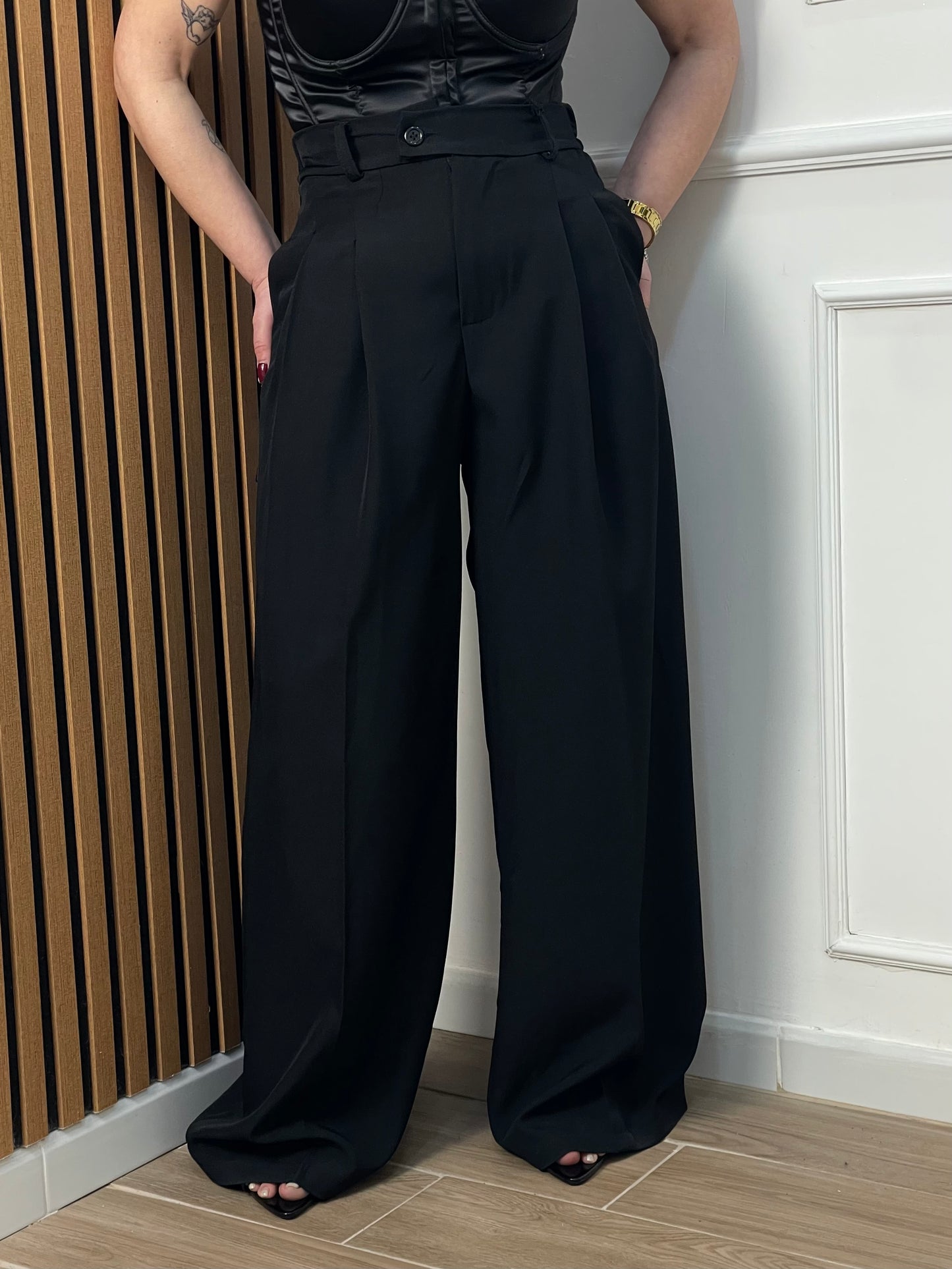 Pantalone palazzo bottone asimmetrico