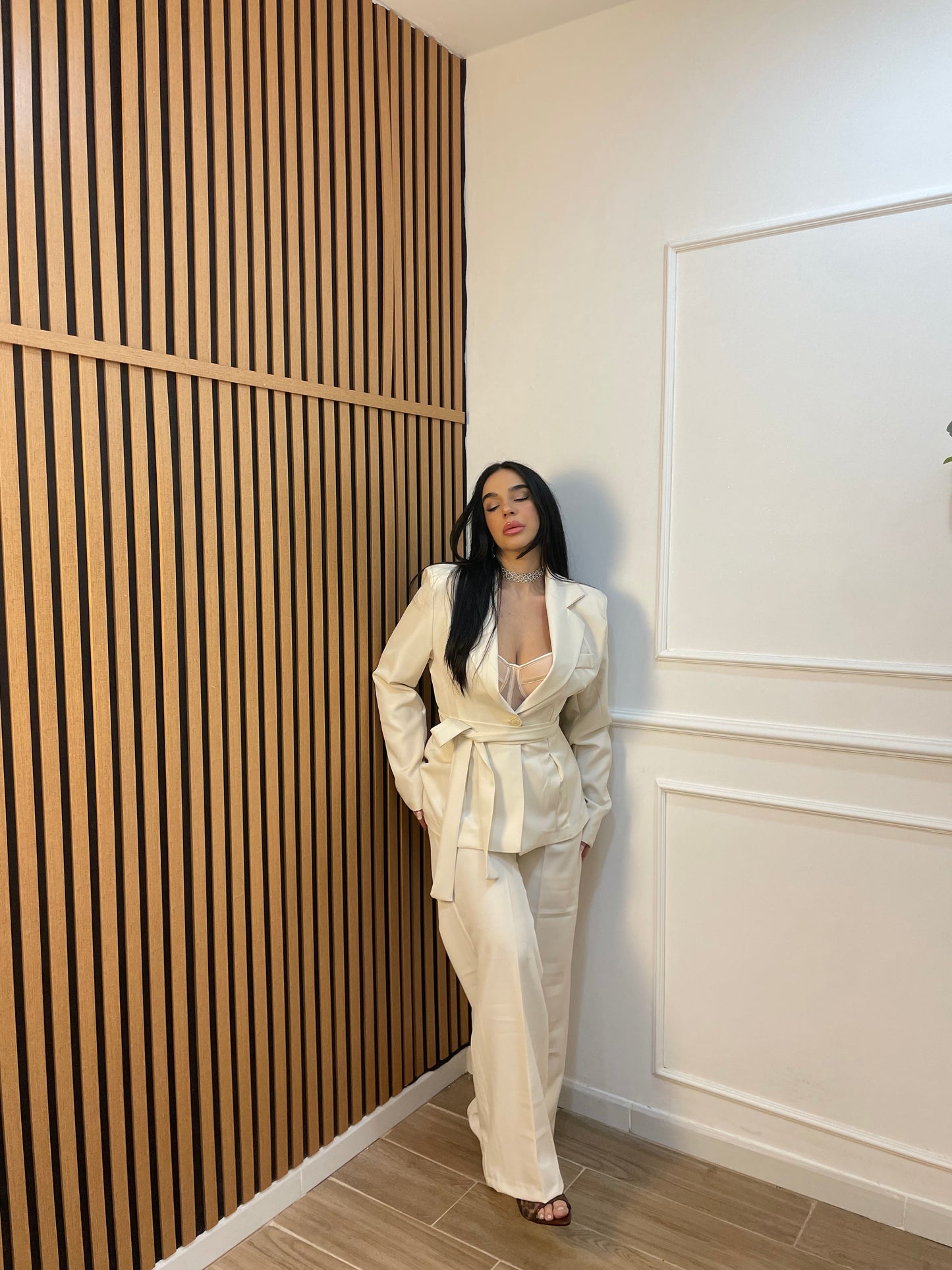 Tailleur giacca sfiancata con cintura