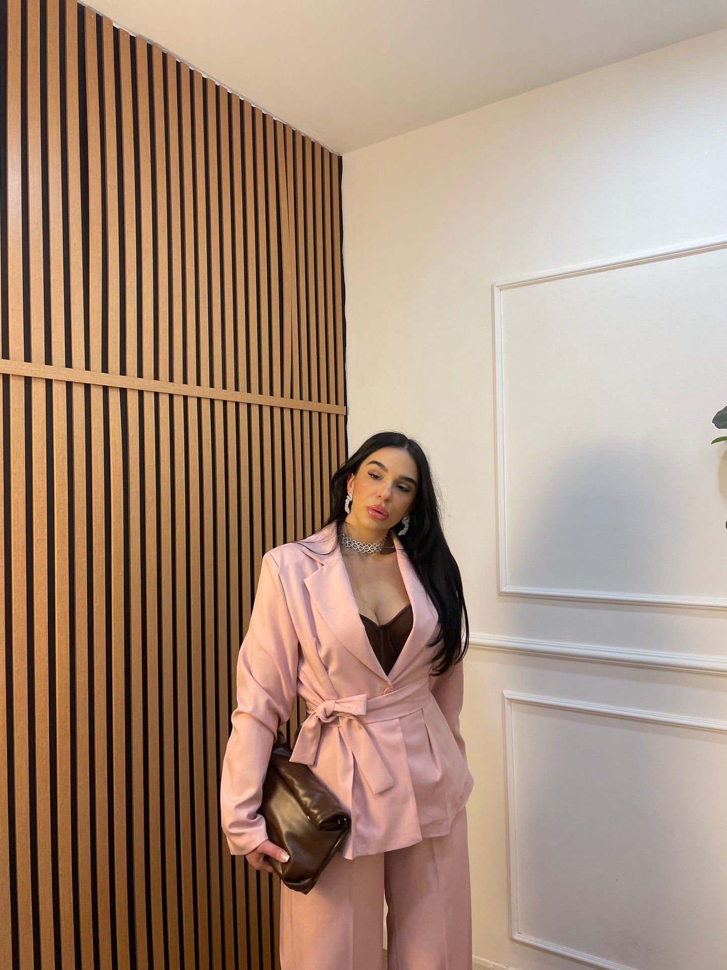 Tailleur giacca sfiancata con cintura