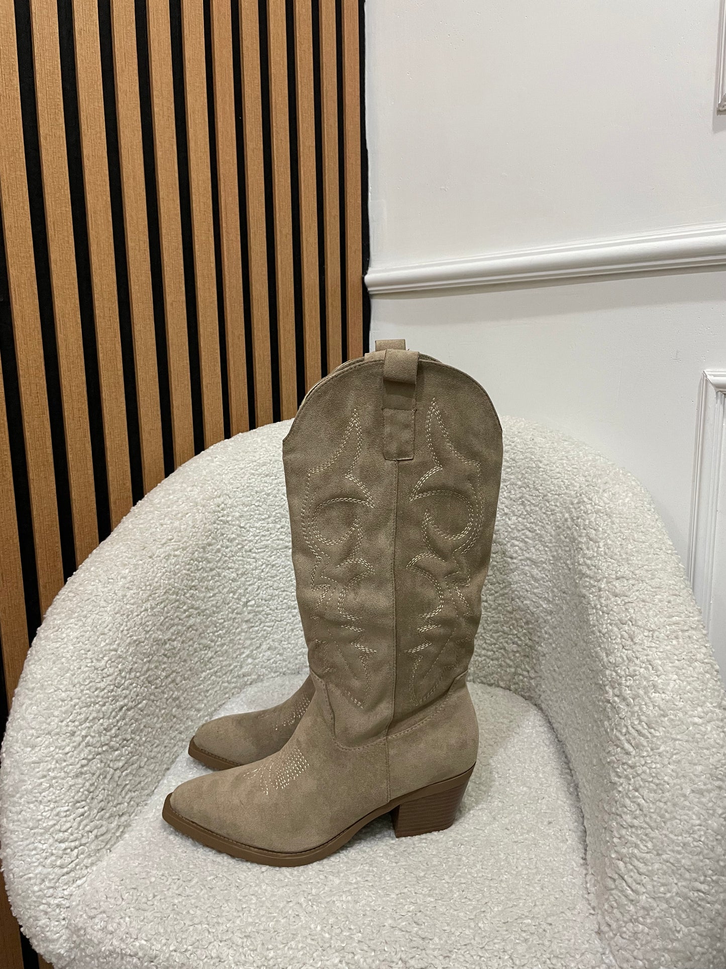 stivali cowboy ricamati beige